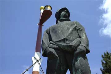 Beeld van het vissermonument aan de Kaai.