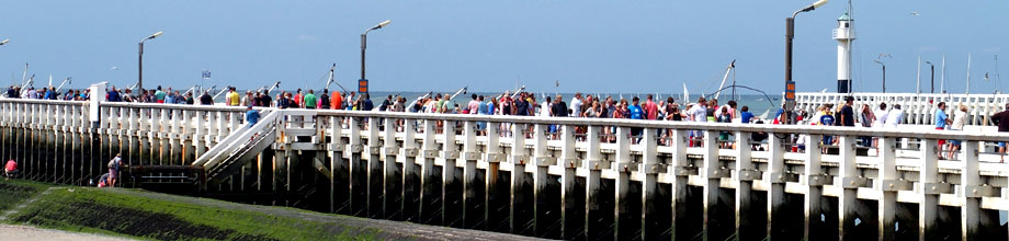 wandelaars op het staketsel