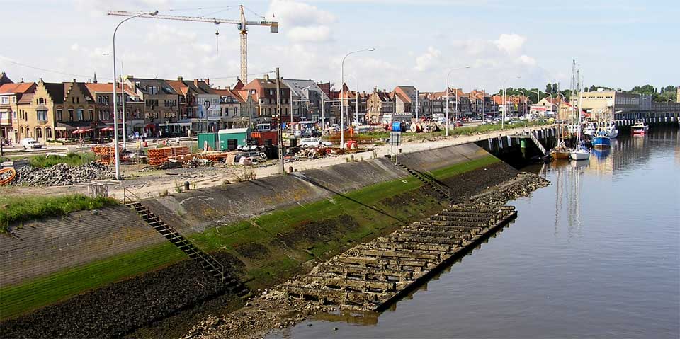 kuisbank aan de langebrug gedeeltelijk afgebroken