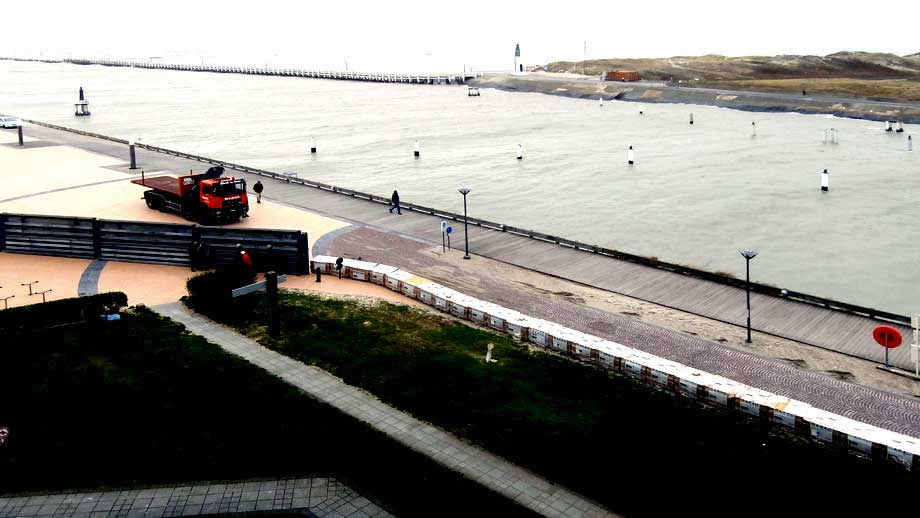 overzicht stormmuur en noodmuur opgebouwd uit paletten straatstenen