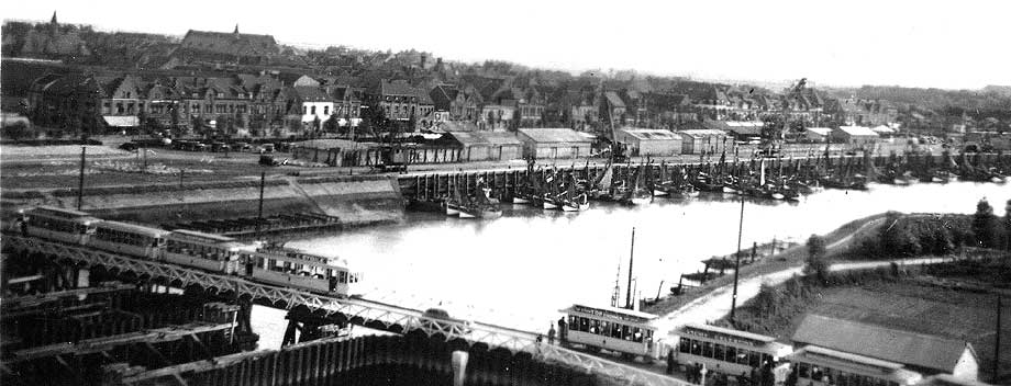 lagebrug op de voorgrond haven en stad