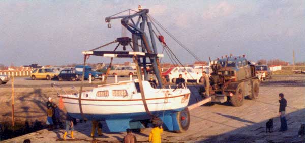 In de kraan hangen van een zeilboot