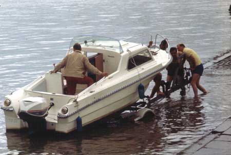 te water laten van een moterboot