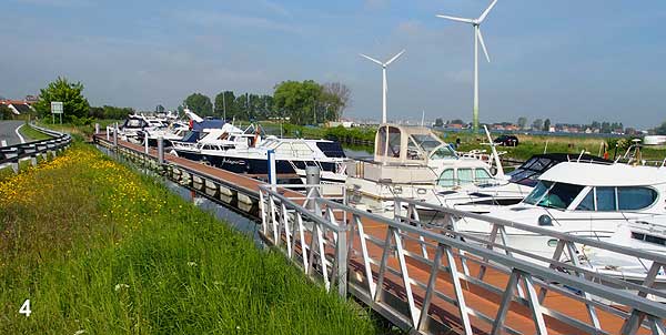 anlegsteiger langs de weg brugsevaart