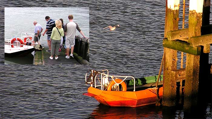 metalen platbodem aan pontom - inzet detail opstap en leuningen