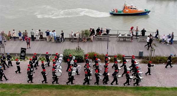 begeleiding met fanfare maar aamneerplaats