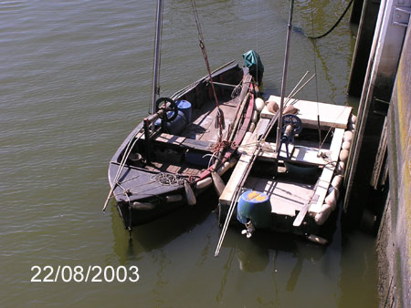 twee bootjes in de haven op 23/08/2003