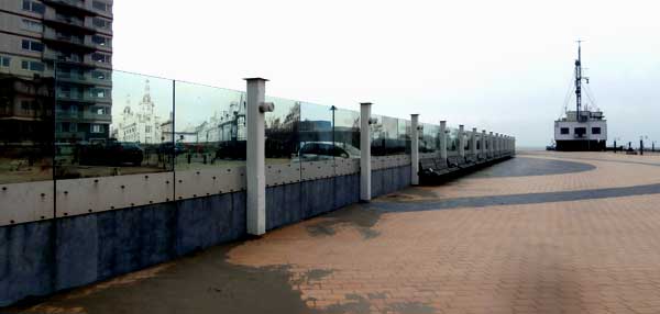 de stormwand op het Loodswezenplein