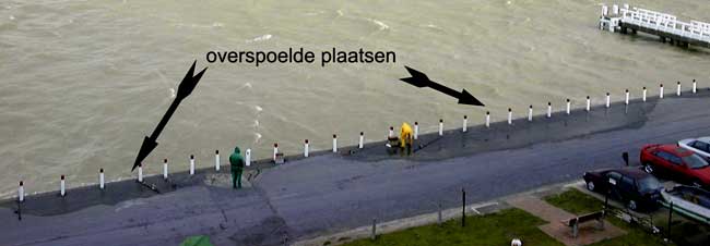 plaatsen overspoeld langs de weg