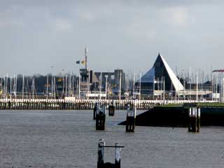 stormmuur in de havengeul ter bescherming van de yachthaven