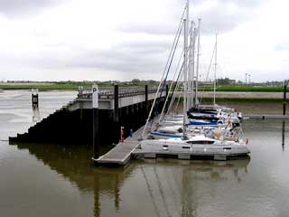 muur ter bescherming van de yachthaven KYCN