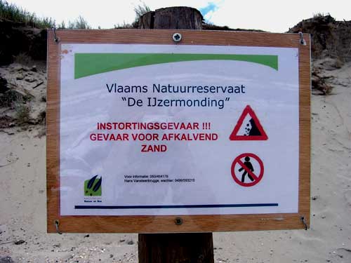 bord met waarschuwing afkalvende duinen