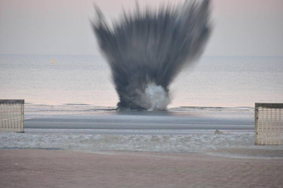 Zware bom van 157 kilo ontploft op het strand van Nieuwpoort