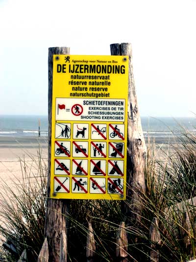 Infoplaat met wat is toegelaten en verboden op het strand